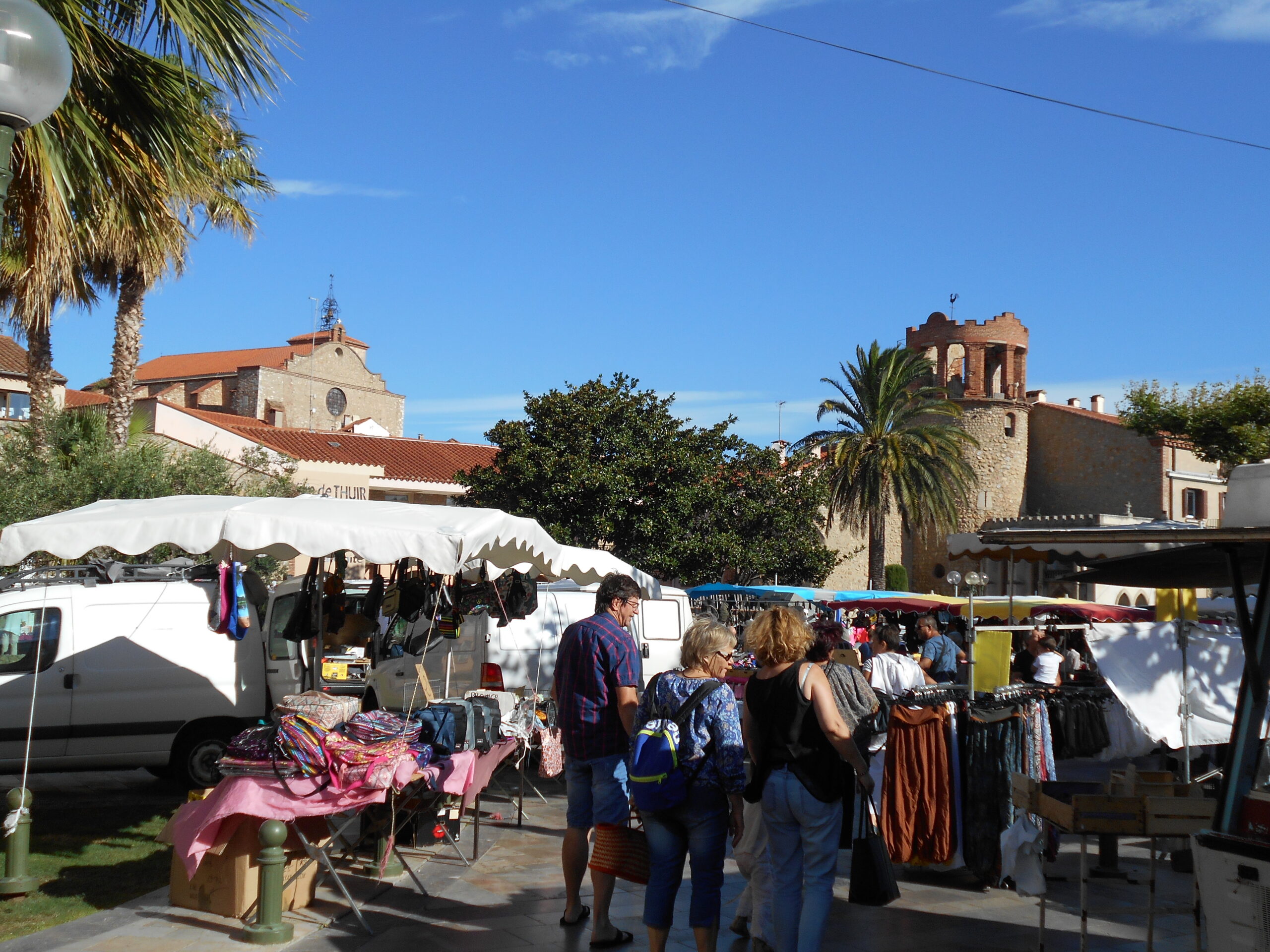 Étals et visiteurs au marché de Thuir en août 2016