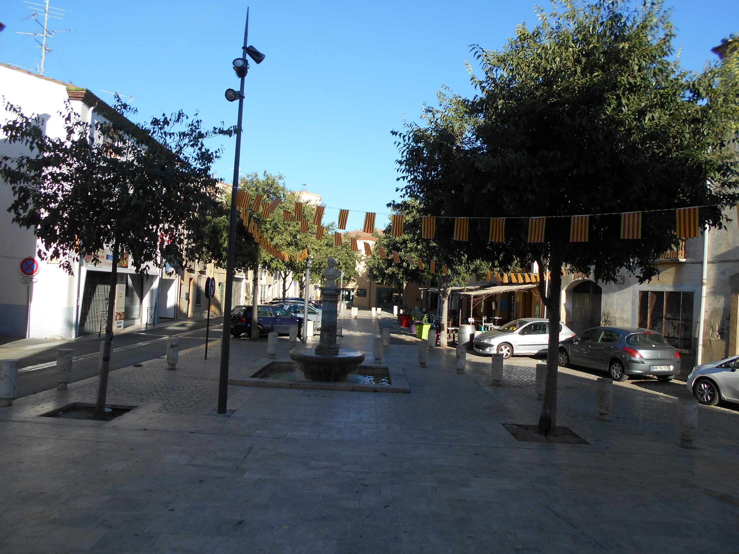 Centre ancien de Toulouges, commune traversée par la voie verte