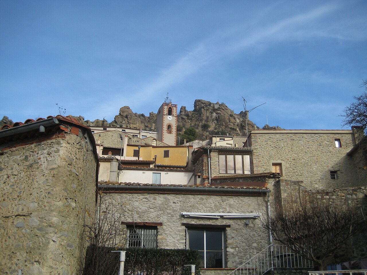 Le village de Rodès et son paysage du Conflent, en contrebas du château.